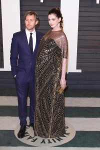 anne-hathaway-baby-bump-photos