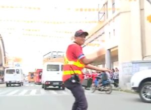 In Tacloban City, A traffic enforcer performs the country's newest dance craze, the "Trumpets" challenge. Traffic enforcer was spotted along the road of Tacloban City performing the country's newest dance craze, the "Trumpets" challenge. Other people intended to stop and watch the said enforcer dancing while performing his job. It is also said that the Traffic Operations Management Enforcement and Control Office (TOMECO) also dance in the beat of cha-cha and other steps while on duty in control of the traffic. To watch the video, click the link: Traffic Enforcer Performs Trumpets Challege It will indeed bring entertainment to drivers and other spectator experiencing traffic. Various positive feedback were gathered all throughout the net. Kris Sonorio, one of the enforcers said in waray, their own dialect, "Karisyohan liwat didi... Para ano, mawawara it kapoy. which means that "it makes us happy. It takes the stress off". The dance challenge has been popular for almost every showbiz celebrity and wannabe have a video uploaded on Facebook or Instagram performing the dance. The funny this is that, both Eat Bulaga and It’s Showtime hosts are claiming that they were the first to make the dance craze popular.