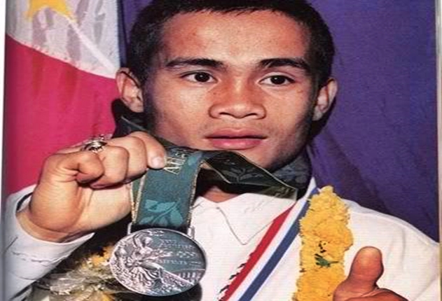 Mansueto 'Onyok' Velasco showing his Olympic silver medal. 