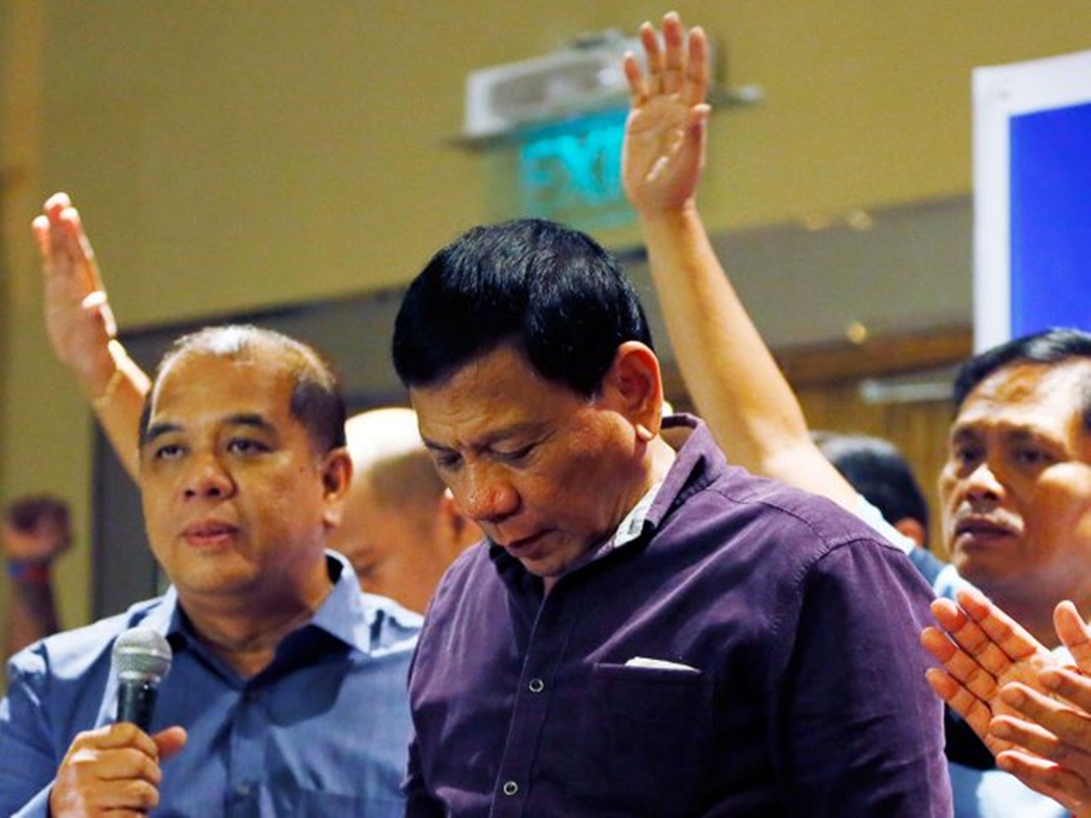 President Duterte Prays