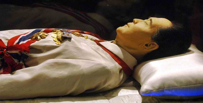 A close-up of Former Pres. Ferdinand Marcos' body. 