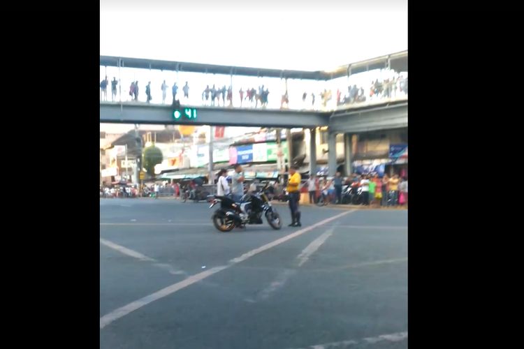 Viral: Man Stops Traffic To Propose To His Girlfriend