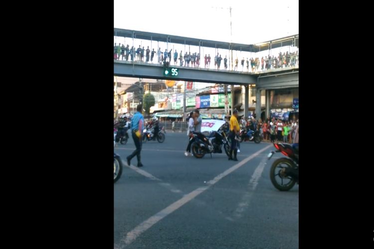 Viral: Man Stops Traffic To Propose To His Girlfriend