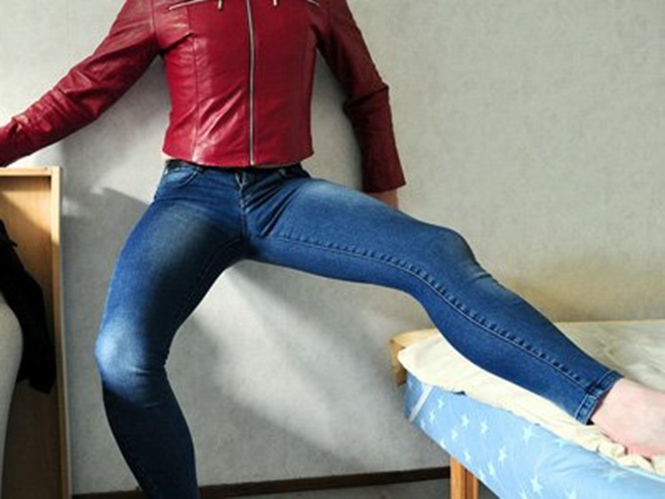 ПОДРОСТКОВАЯПРЕДАННОСТЬ - Эмма Стоун трахнута сквозь порванные обтягивающие джинсы