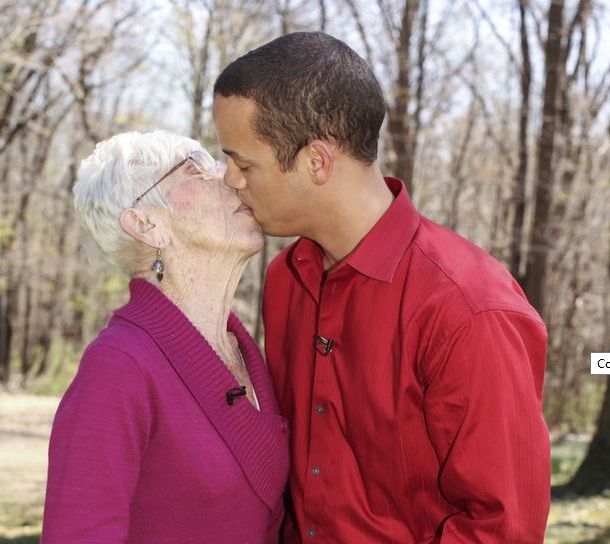 Жену за 60 вдвоем. 31-Летний Кайл Джонс и 91-летняя Марджори маккул. Женщина старше. Парень и пожилая женщина. Пожилая женщина и молодой мужчина.