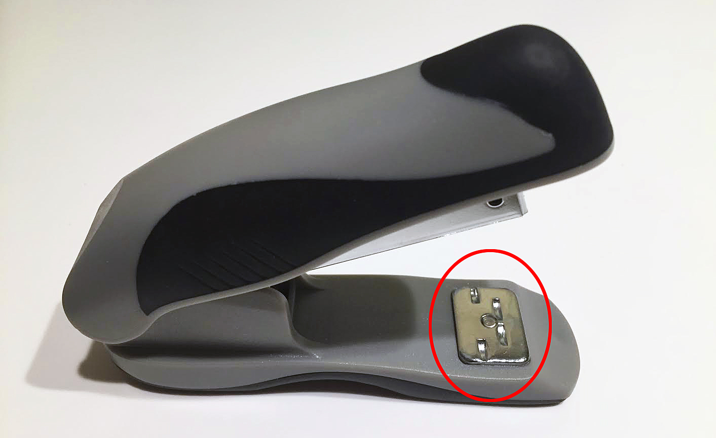 This Is How The Bottom Of A Stapler Is Actually Meant To Be Used