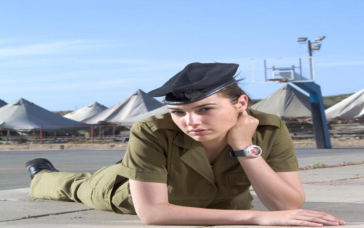 Israeli Hollywood Star Wonder Woman Gal Gadot Returns to Army Service ...