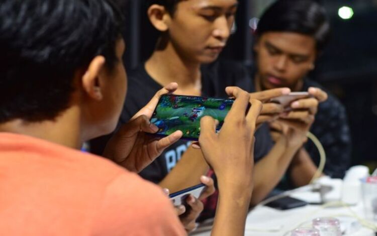 Student playing Mobile Legends