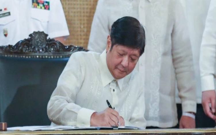 Marcos Signing an EO